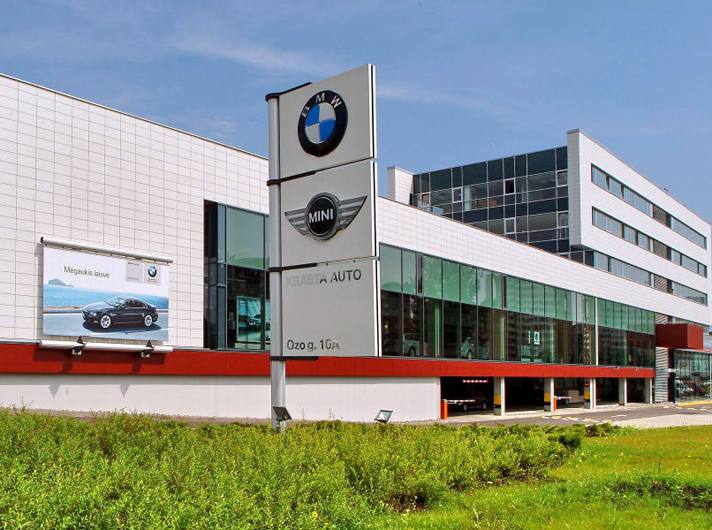 BMW ir FIAT automobilių salonas