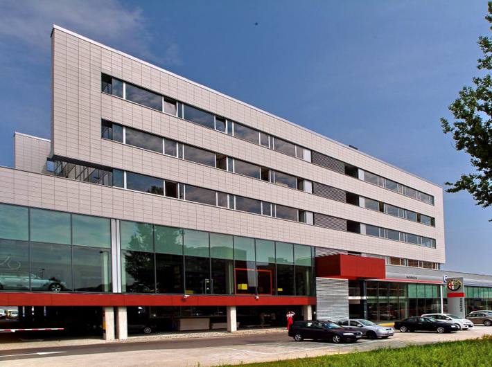 BMW ir FIAT automobilių salonas