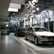 BMW ir FIAT utomobilių salonas Ozo g., Vilniuje. Tai komercinis pastatas su administracinėmis patalpomis. Vienoje pastato dalyje įsikūrė BMW autocentras kitame-FIAT automobilių salonas. "Bokšte" virš abiejų salonų-administracinės patalpos. Projektavimo metai 2003-2004, statybos metai 2004-2005 Bendraautorius: Saulius Mikštas (UAB „Forma“)